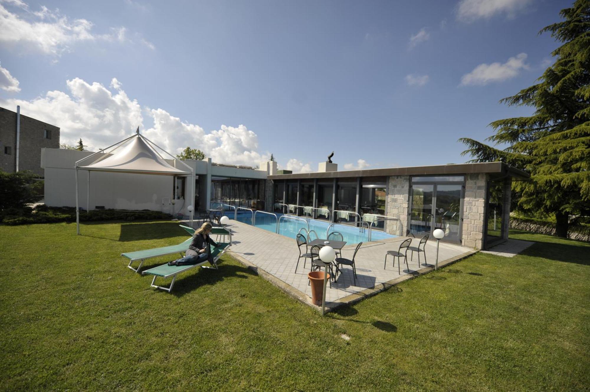 Hotel Ca' Del Lupo Montelupo Albese Exterior foto